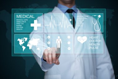 Doktor çalışma üzerinde sanal bir perde. tıbbi teknoloji kavramı. Nabız