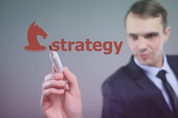 Strategi. Affärsman skriver strategi på glass — Stockfoto