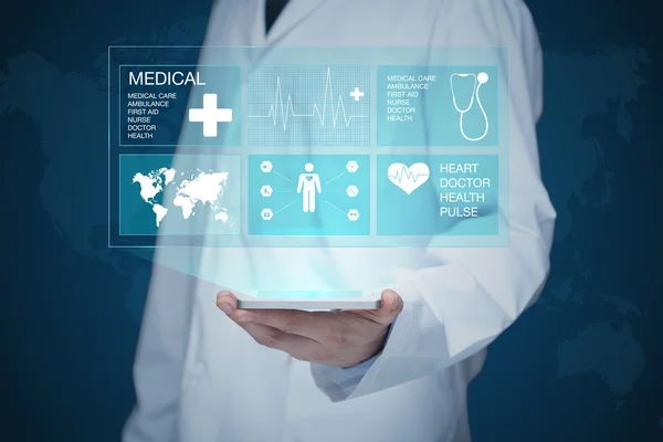 Läkare som arbetar på en virtuell skärm. medicinsk teknik koncept. puls — Stockfoto