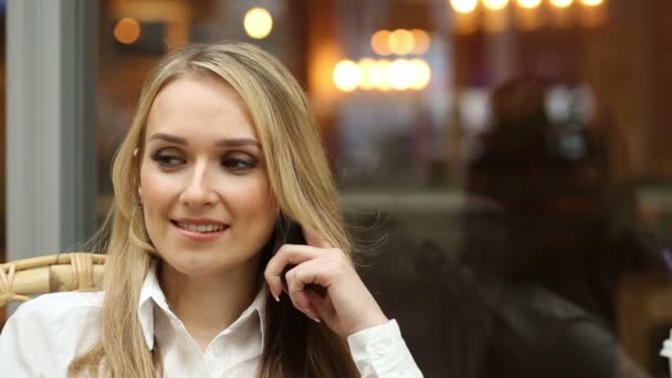 Chica hablando por teléfono en un café . — Vídeo de stock