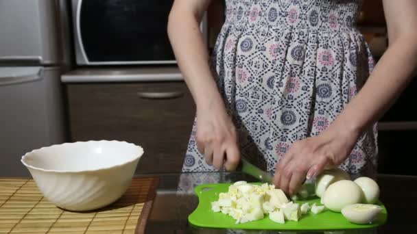 Kvinnan klipper ägg. tårta matlagning — Stockvideo