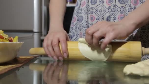 Donna che prepara la pasta per cucinare il cibo — Video Stock