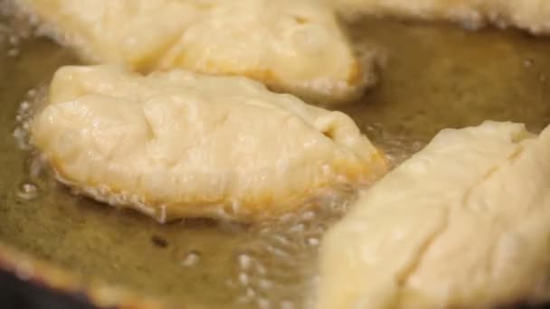 Gâteaux frits dans une casserole — Video