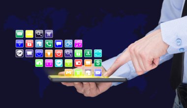 Tablet pc ile mobil uygulamalar simgeler sanal ekran üzerinde tutan bir iş adamı. Internet ve iş kavramı.