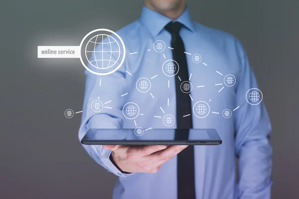 Homme d'affaires tenant une tablette PC avec du texte de service en ligne sur l'écran virtuel. Concept Internet . — Photo