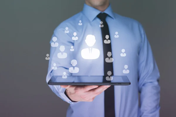 Hombre de negocios usando tableta PC conexión social — Foto de Stock