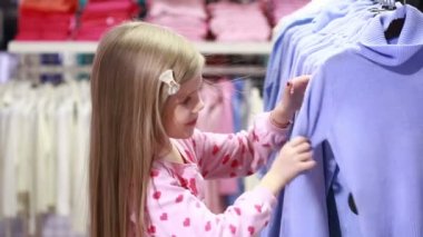 kız bebek kıyafetleri şık dükkan bakarak