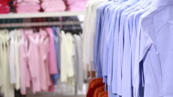 Niña mirando la ropa en la tienda de moda — Vídeo de stock