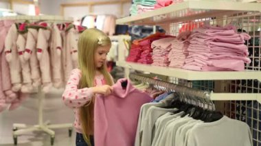 kız bebek kıyafetleri şık dükkan bakarak