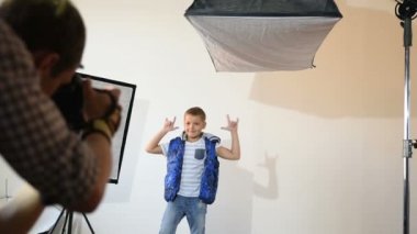 Stüdyoda çocuk fotoğraflarını fotoğrafçı.