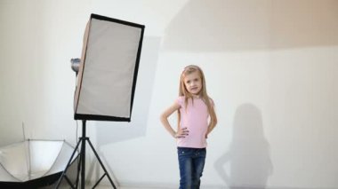 Stüdyoda çocuk fotoğraflarını fotoğrafçı.