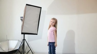 Stüdyoda çocuk fotoğraflarını fotoğrafçı.