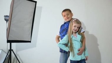 Stüdyoda çocuk fotoğraflarını fotoğrafçı.