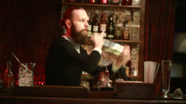 Όμορφος μπάρμαν επαγγελματίας στο σικ μπαρ κάνοντας κοκτέιλ ποτά — Αρχείο Βίντεο