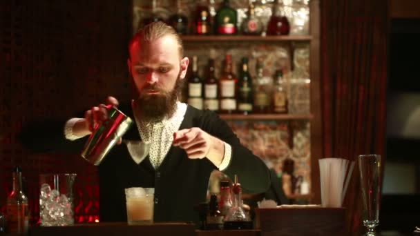 Bonito barman profissional no bar elegante fazendo coquetéis — Vídeo de Stock