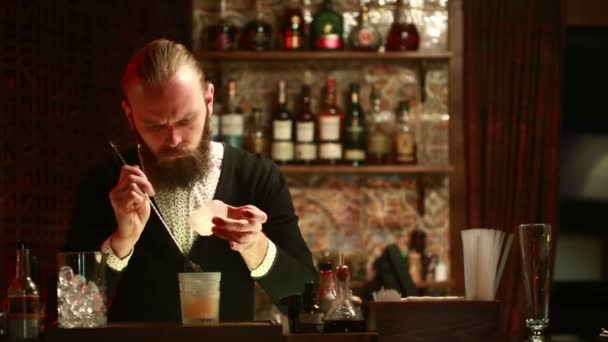 Bonito barman profissional no bar elegante fazendo coquetéis — Vídeo de Stock