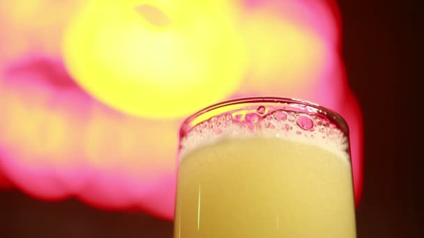 Cocktail being poured at a bar. Motion blur of the bartenders hand and strainer. — Stock Video