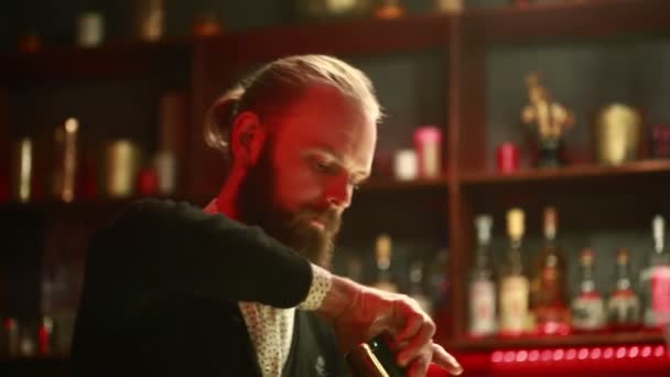 Fešák barman profesionál v nóbl baru dělat koktejlové nápoje — Stock video