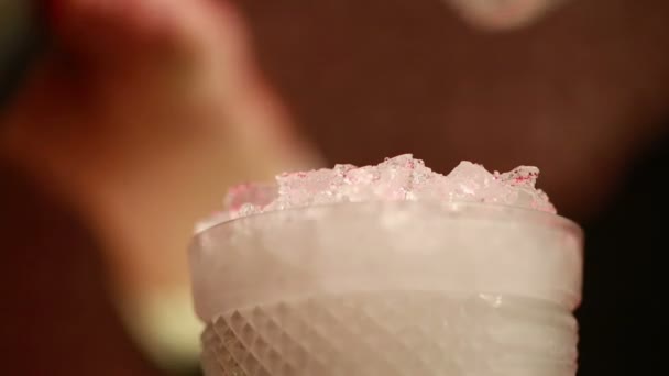 Cocktail being poured at a bar. Motion blur of the bartenders hand and strainer. — Stock Video