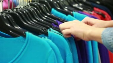 Alıcı bir T-shirt bir butik seçer.