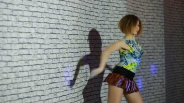 Yürü yürü dans güzel seksi kız.