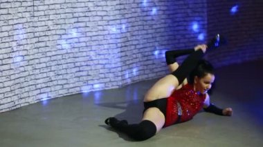 Yürü yürü dans güzel seksi kız.