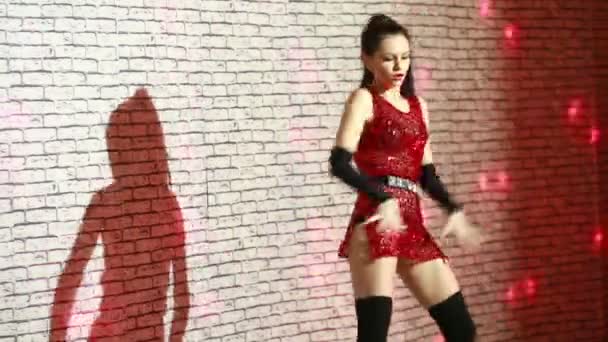 Mooi sexy meisje dansen go-go. — Stockvideo