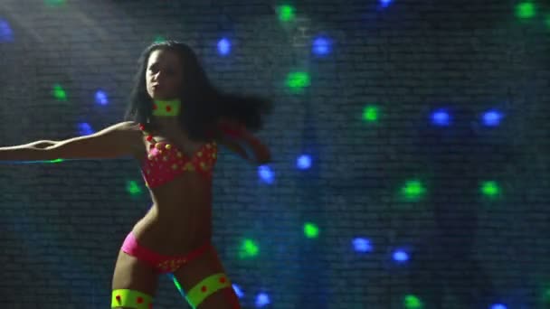 Mooi sexy meisje dansen go-go. — Stockvideo