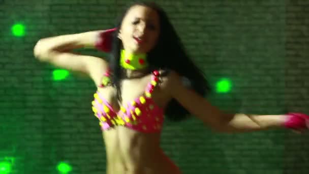 Mooi sexy meisje dansen go-go. — Stockvideo