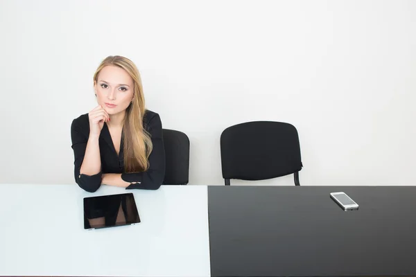 Gadis yang duduk di meja di kantor . — Stok Foto