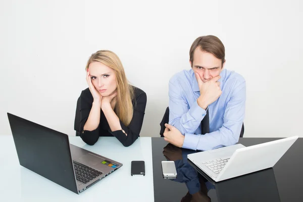 Affärskollegor med laptop och digital tablet i möte på kontoret skrivbordet. Ledsen — Stockfoto