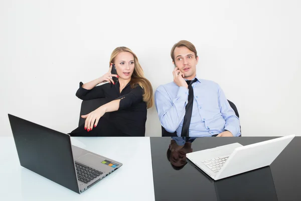 Collega's met laptop en digitale tablet in de vergadering op het Bureau. praten over de telefoon — Stockfoto