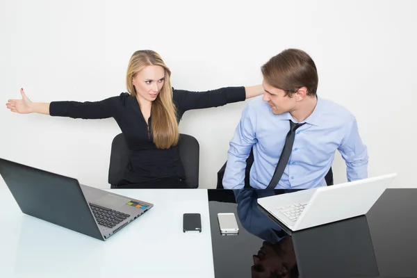 Collega's met laptop en digitale tablet in de vergadering op het Bureau. tonen aan dat de armen — Stockfoto