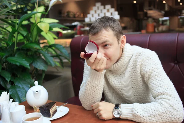 Restaurante, pareja y concepto de vacaciones - mujer joven emocionada mirando novio con anillo de compromiso — Foto de Stock