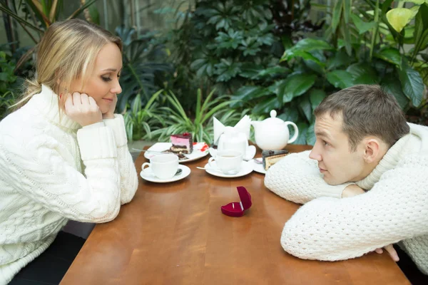 Restaurant, couple et concept de vacances - jeune femme excitée regardant petit ami avec bague de fiançailles — Photo