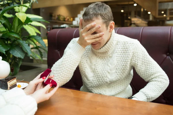 Girl gives the man a ring. feminism — Stock Photo, Image