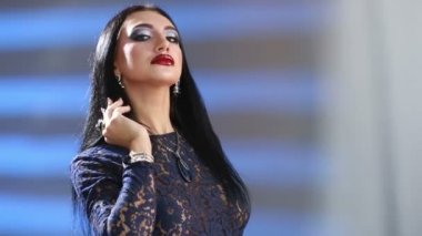 güzel genç kız saçını düzeltiyor