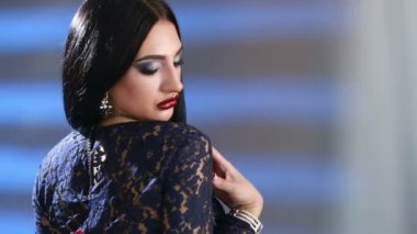 güzel genç kız kameraya bakıyor