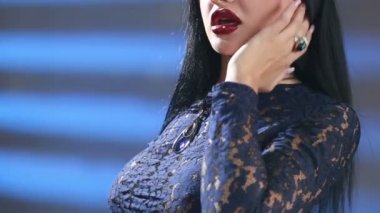 güzel genç kız saçını düzeltiyor