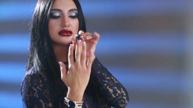 Kız büyük bir taş bir yüzükle Giydir. cinsel parmağında çekerek