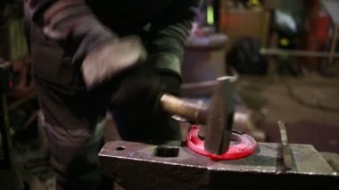 Bir smithy smith bir at nalı uydurandan