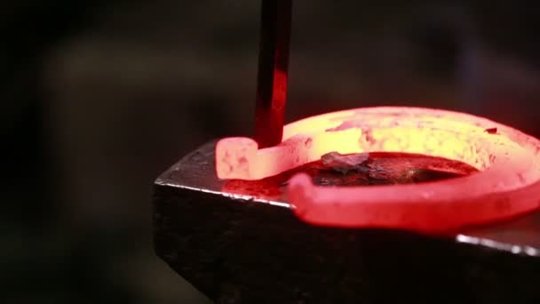 Le forgeron dans une forge forge un fer à cheval 