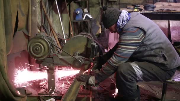 Aserrado artesanal de metal con amoladora de disco en taller . — Vídeos de Stock