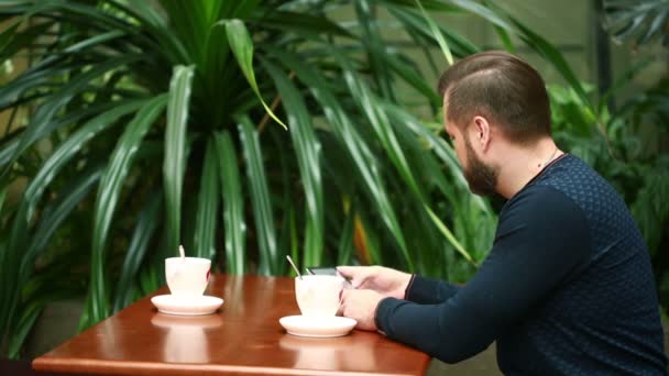 Twee zakenlieden schudden handen in een café — Stockvideo