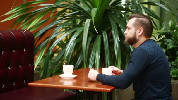 Twee zakenlieden schudden handen in een café — Stockvideo