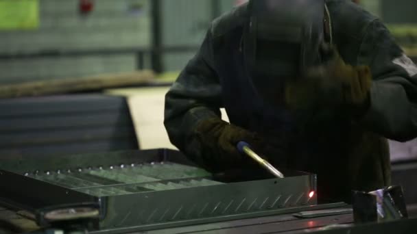 Arbeiter mit Schutzmaske schweißt Metall — Stockvideo
