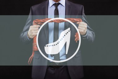 iş kıyafeti zincirleme elleri olan bir adam. kelepçe seks oyunları için. erotik eğlence kavramı.