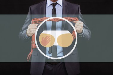 iş kıyafeti zincirleme elleri olan bir adam. kelepçe seks oyunları için. erotik eğlence kavramı.