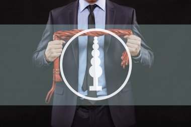 iş kıyafeti zincirleme elleri olan bir adam. kelepçe seks oyunları için. erotik eğlence kavramı.