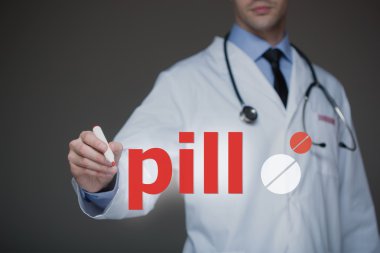 Doktor çalışma üzerinde sanal bir perde. tıbbi teknoloji kavramı. hap